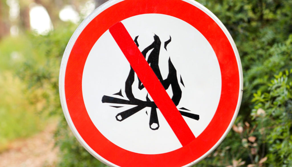 Sign or symbol no campfire, do not light a fire. No Campfires si